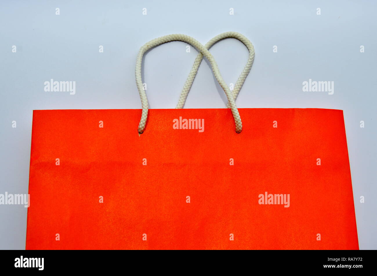 Carta arancione e borsa in nylon bianco maniglia corda Foto Stock