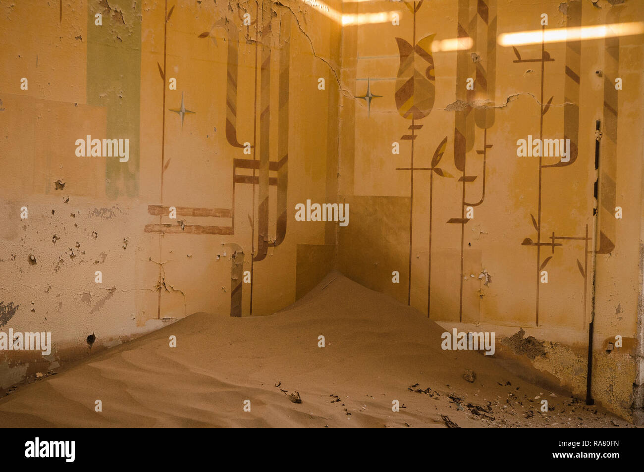 Vecchi edifici presi indietro dalla natura Foto Stock