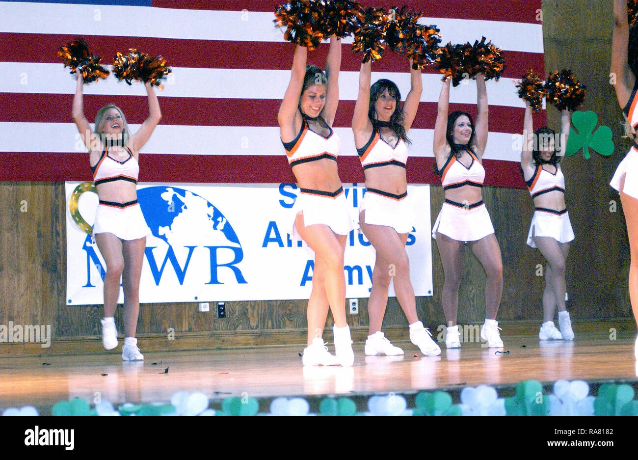 Cheerleader da National Football League (NFL) Cincinnati Bengals, la squadra di calcio di eseguire sul palco per la Organizzazione del Trattato del Nord Atlantico (NATO) personale militare e civile a Camp Butmir, Bosnia Erzegovina, durante l'operazione JOINT FORGE. Foto Stock