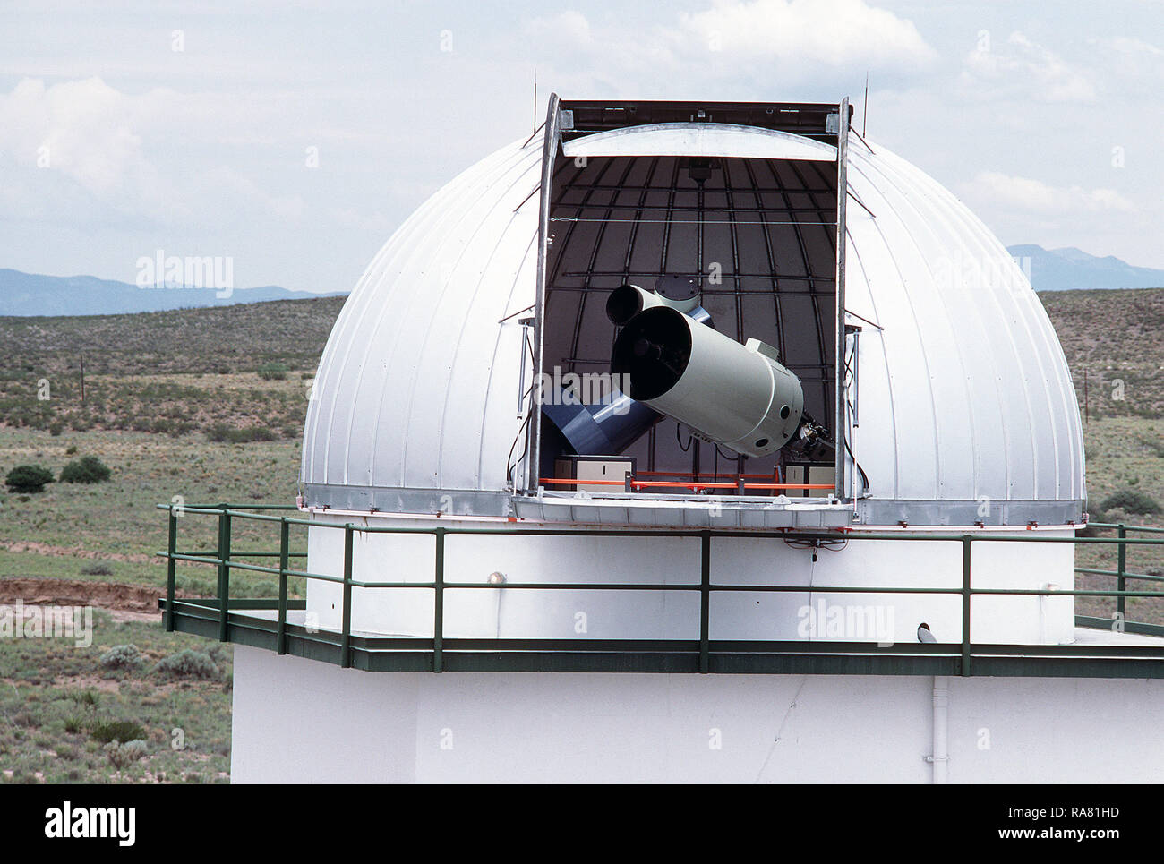 1978 - Una vista ravvicinata della Ground-Based elettro- ottico dello spazio profondo dome di sorveglianza con il coperchio aperto. Foto Stock