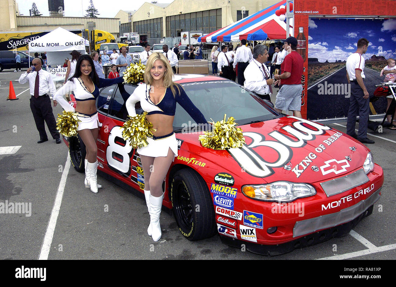 Cheerleader da la Budweiser Racing Team di salutare la famiglia e gli amici durante l'arrivo della classe Nimitz portaerei USS RONALD REAGAN (CVN 76) [non mostrato] nel porto di San Diego per un homeporting celebrazione di oggi. Foto Stock