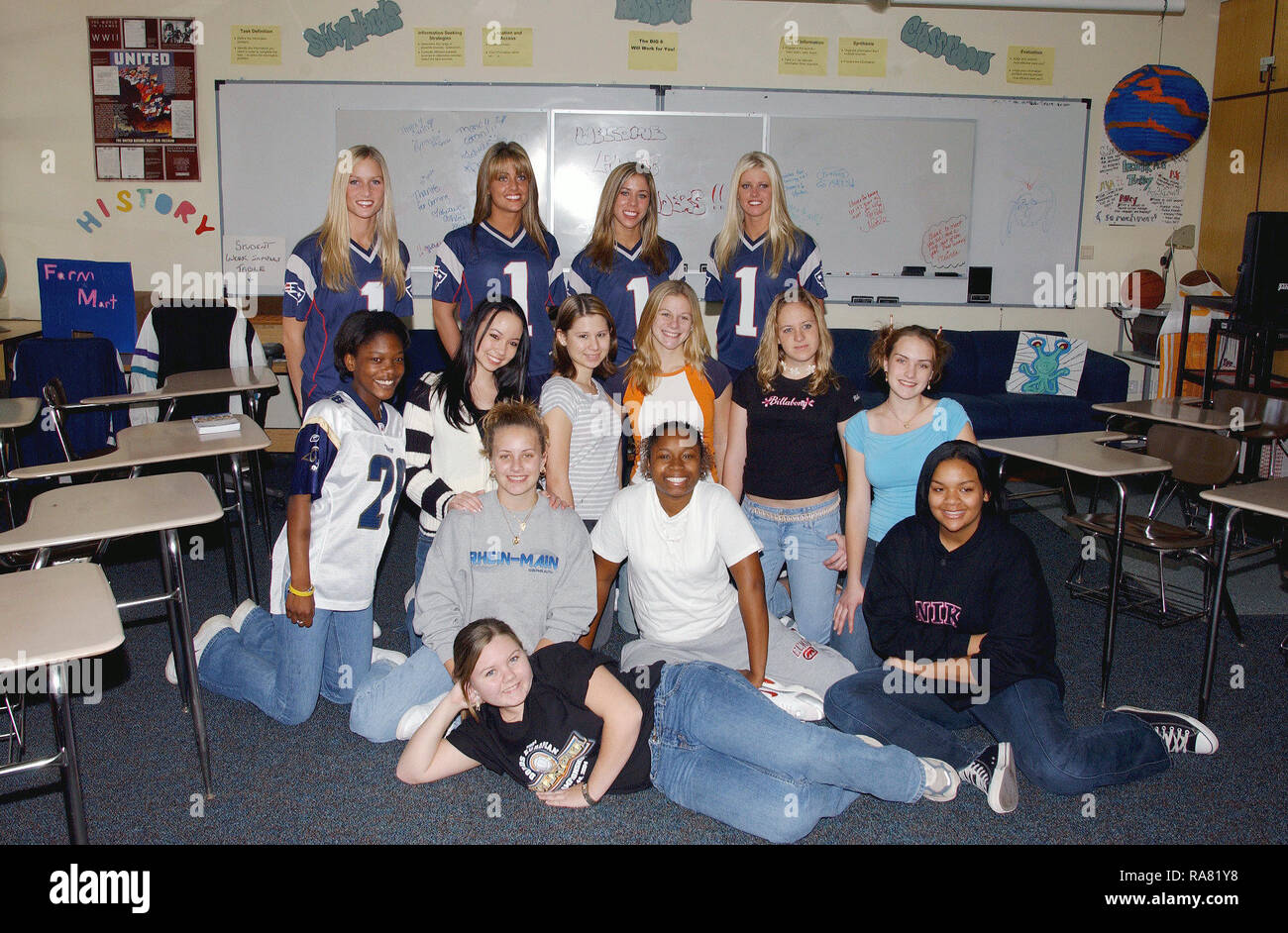 Il New England Patriots Cheerleaders posano per una foto di gruppo con Incirlik High School cheerleader durante il funzionamento i migliori auguri di Buon Natale all'alta scuola su Incirlik Air Base, la Turchia, l'8 dicembre 2004. Foto Stock