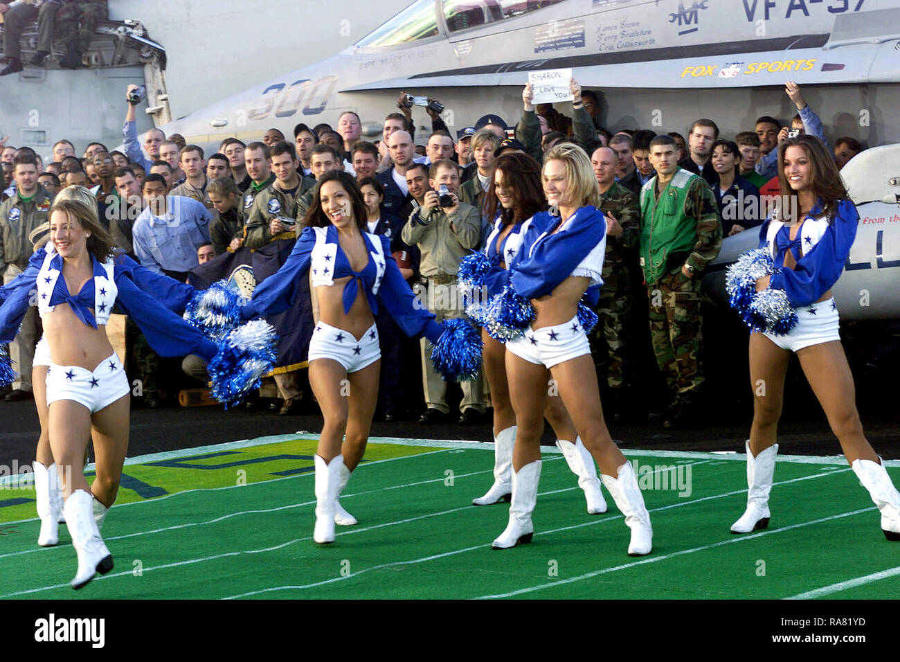 Il Dallas Cowboys Cheerleaders eseguire una routine di danza per l'equipaggio della USS Harry Truman (CVN 75) durante la nastratura della Fox Sports NFL Pre-Game Show. Truman è su un programmato sei mesi di distribuzione per il Mar Mediterraneo e il Golfo Persico. Foto Stock