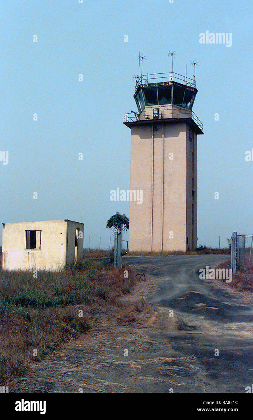 1997 garantita - sollevamento mostrato è la torre di controllo a Roberts International Airport, che si trova al di fuori di Monrovia, Liberia. Tutte le apparecchiature è stata rimossa dalla torre e la torre è stata leggermente danneggiata durante i combattimenti che hanno avuto luogo nel paese. Foto Stock