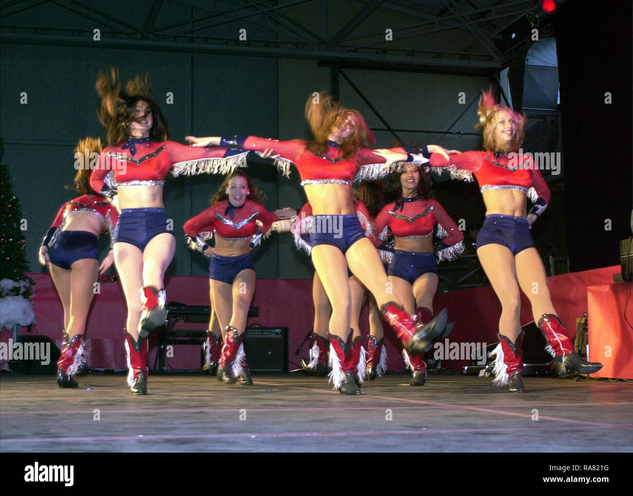 Il Dallas Cowboys Cheerleaders eseguire durante il Segretario della Difesa Holiday Tour 2000, in Hangar 3 a Ramstein Air Base, Germania, il 17 dicembre 2000. Foto Stock