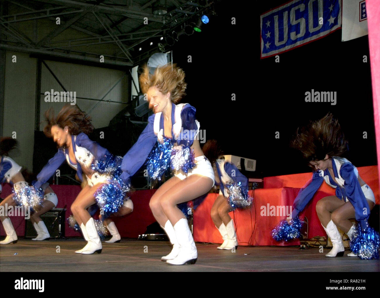 Il Dallas Cowboys Cheerleaders eseguire durante il Segretario della Difesa Holiday Tour 2000, in Hangar 3 a Ramstein Air Base, Germania, il 17 dicembre 2000. Foto Stock