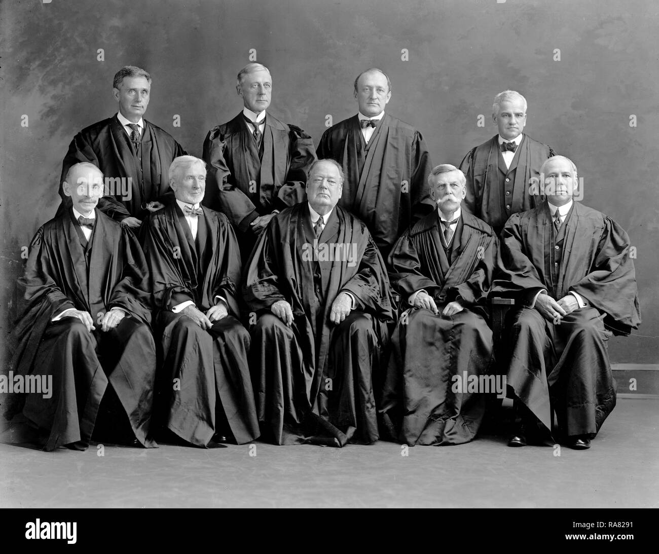 Chief Justice Edward led bianco Corte Suprema (bianco seduta prima fila centrale, Oliver Wendell Holmes alla destra di lui) ca. 1910s Foto Stock