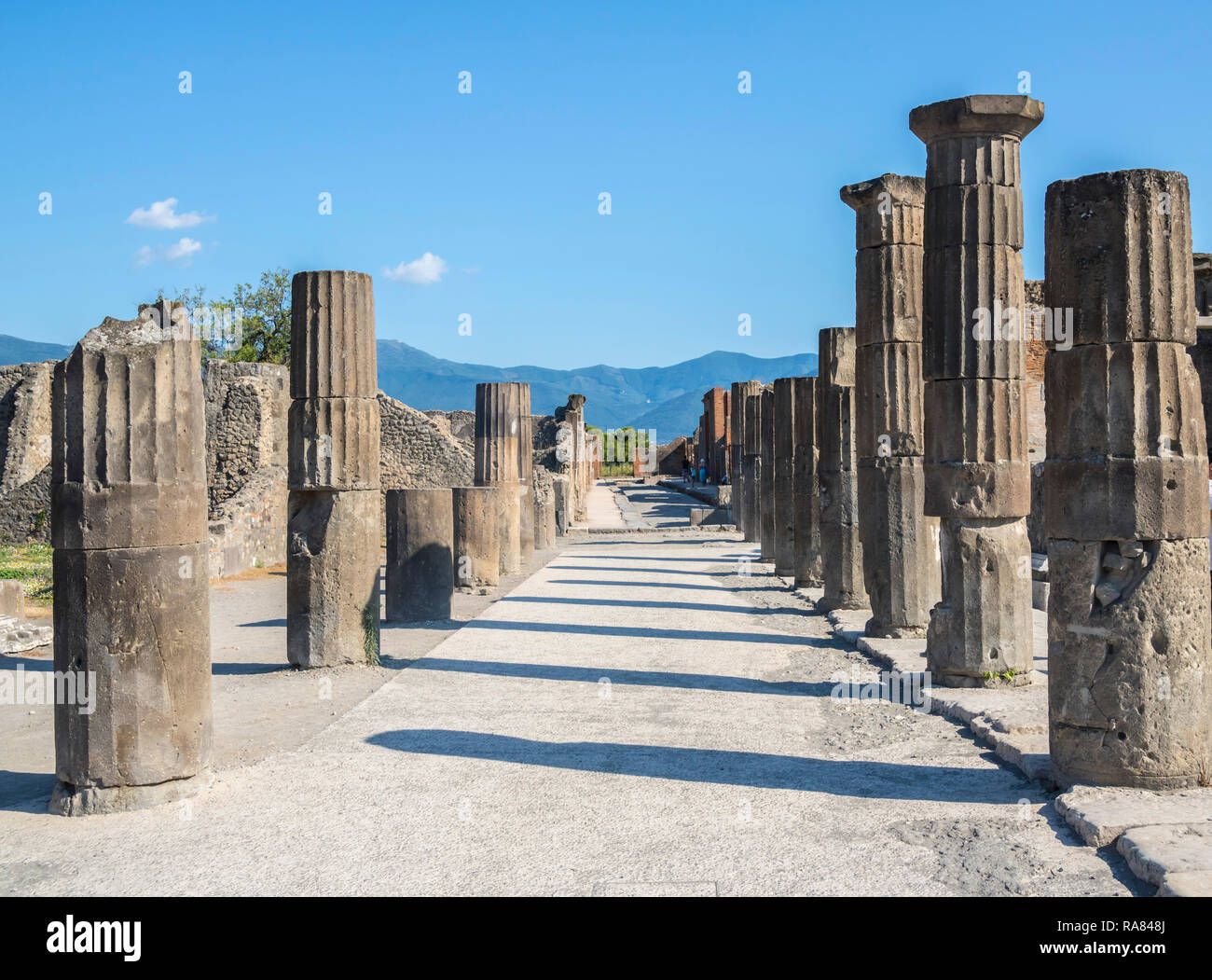 Rovine di Pompei, Italia attrazione turistica, eruzione del Vesuvio, sito UNESCO, storia, colonne, Main Street, vuoto, antica città romana concetto Foto Stock