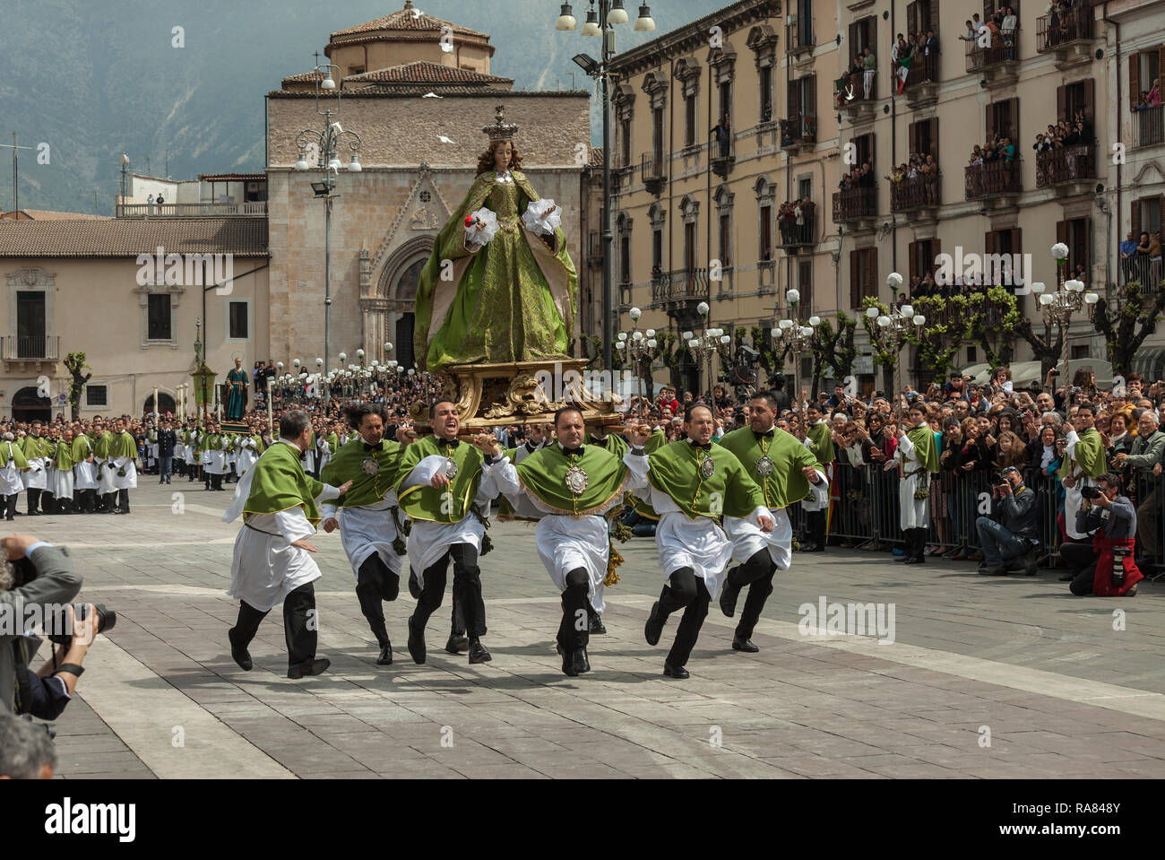 Festival della Madonna in esecuzione in Piazza Sulmona. Vacanze pasquali tradizionali. Sulmona, Provincia dell'Aquila, Abruzzo, Italia, Europa Foto Stock