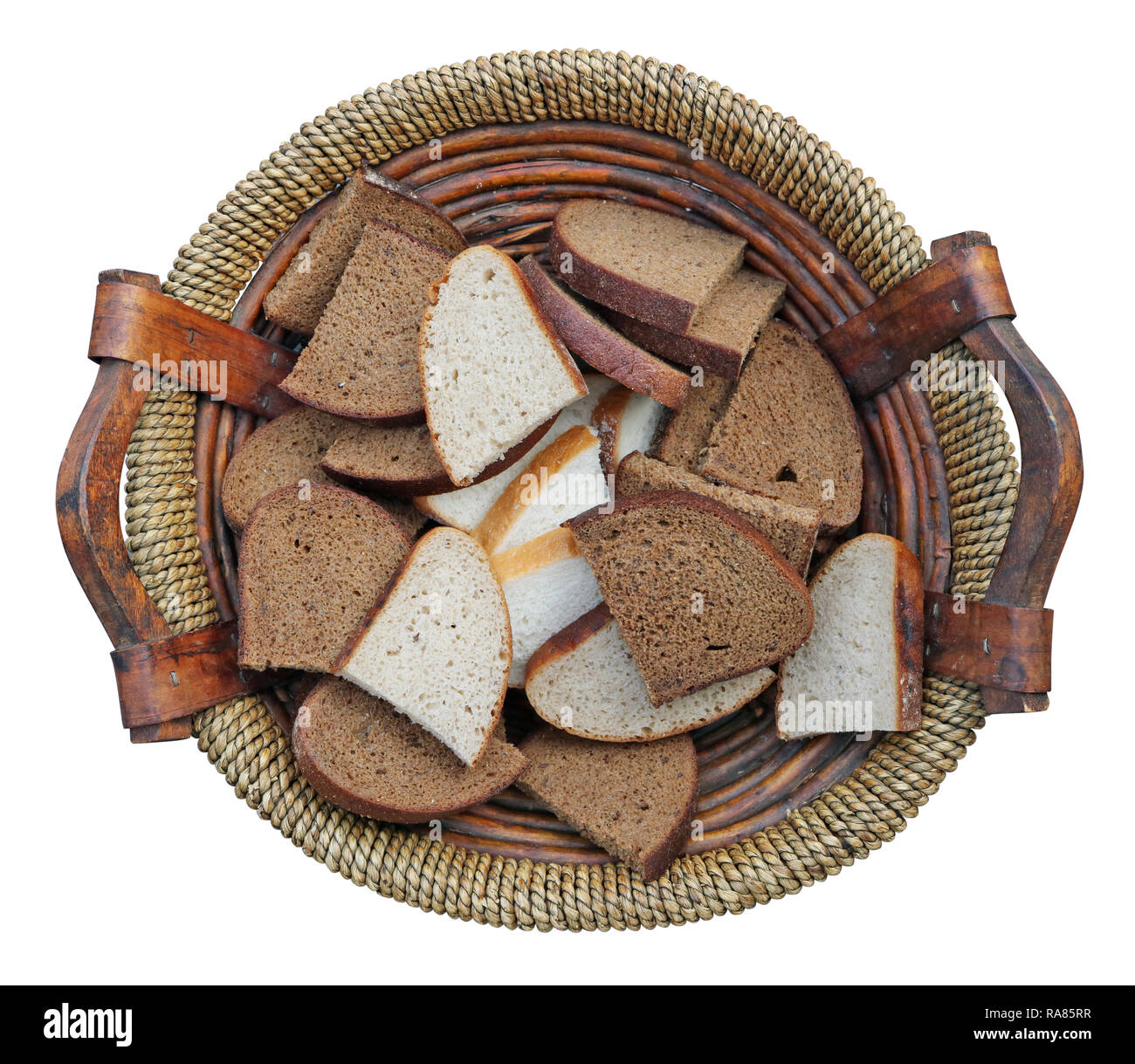 Fette di nero e il pane bianco in una casalinga cesto in legno. Isolato su bianco con patch Foto Stock