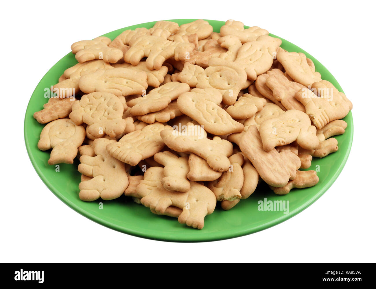 In casa biscotti di Natale sotto forma di figure di animali sulla piastra di verde. Isolato su bianco studio closeup Foto Stock