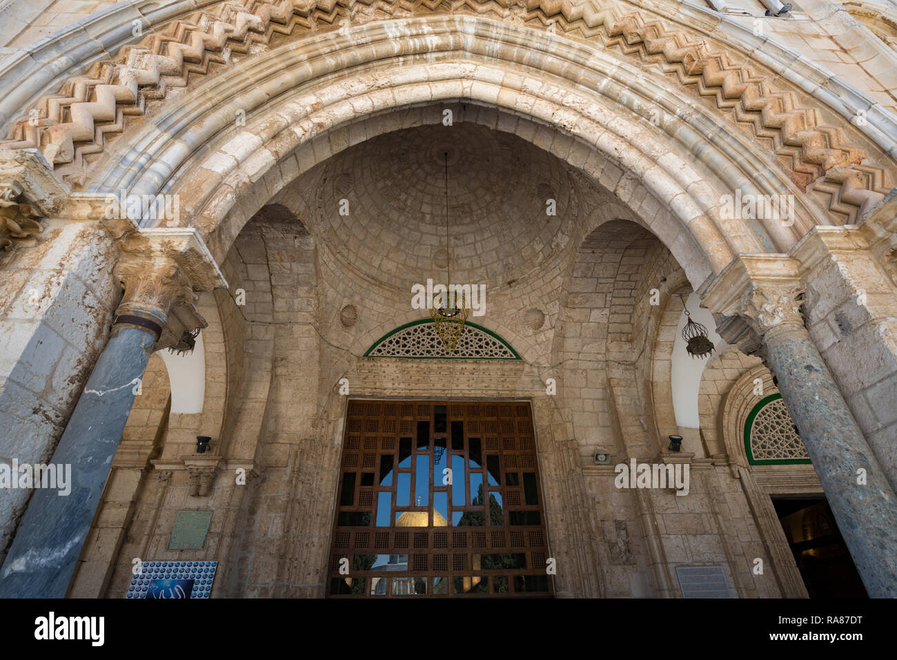 La riflessione della Cupola della Roccia visibile nel vetro all'entrata della moschea Al Aqsa. Gerusalemme. Israele Foto Stock