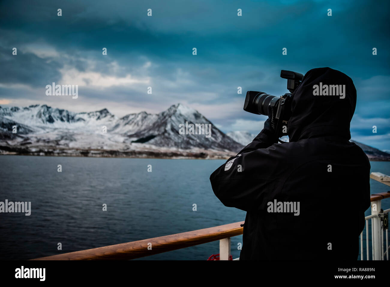 Fotografare la costa da sul bordo della costiera Hurtigruten vaporizzatore, Norvegia. Foto Stock