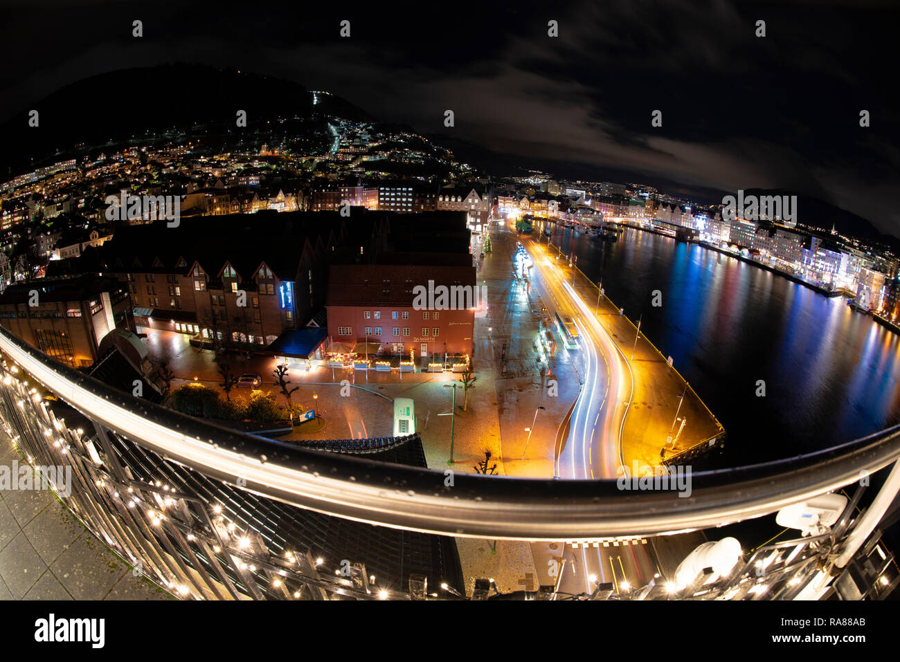Balcone con vista su Bergen city centre, Norvegia. Foto Stock