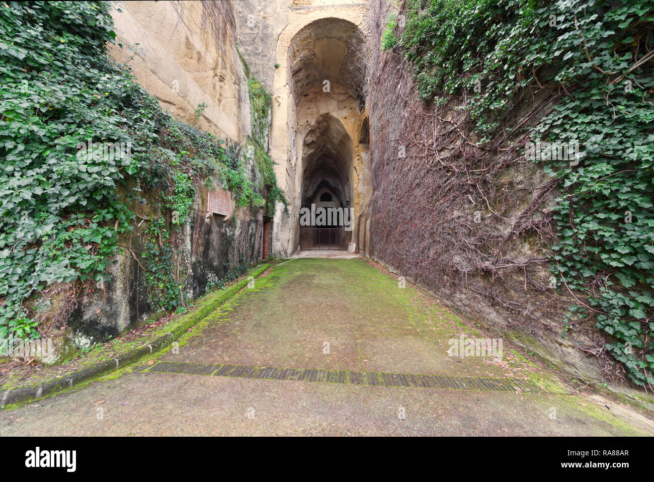 L'ingresso alla Crypta Neapolitana, un antico cunicolo romano che collega Napoli con Pozzuoli lungo la strada conosciuta come la via Domiziana Foto Stock