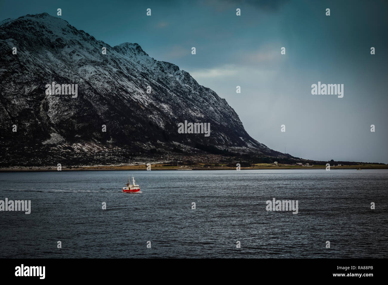 Lone barca da pesca nei pressi di Ornes, Norvegia. Foto Stock