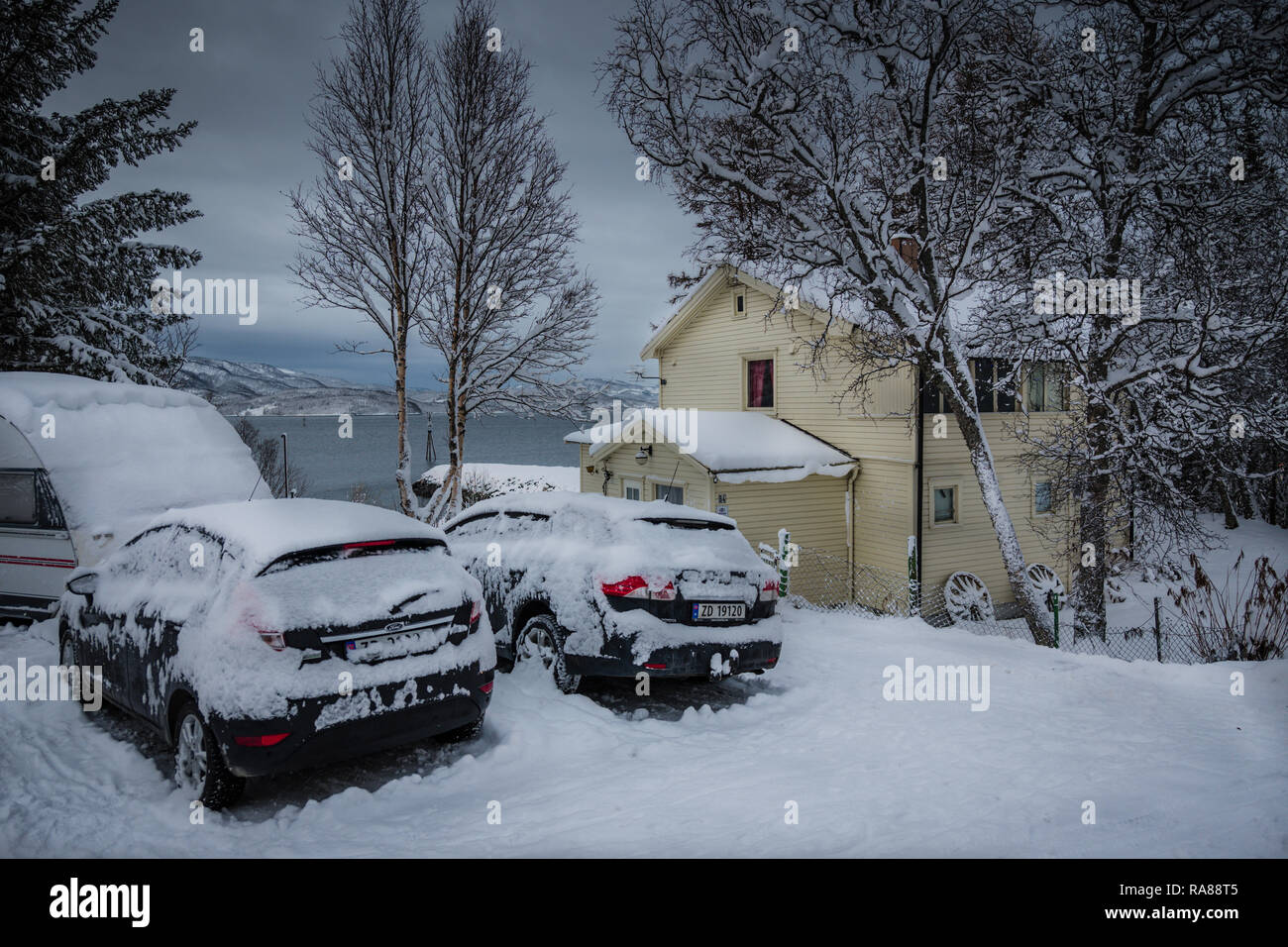 Neve pesante caduta a Finnsnes, Norvegia. Foto Stock