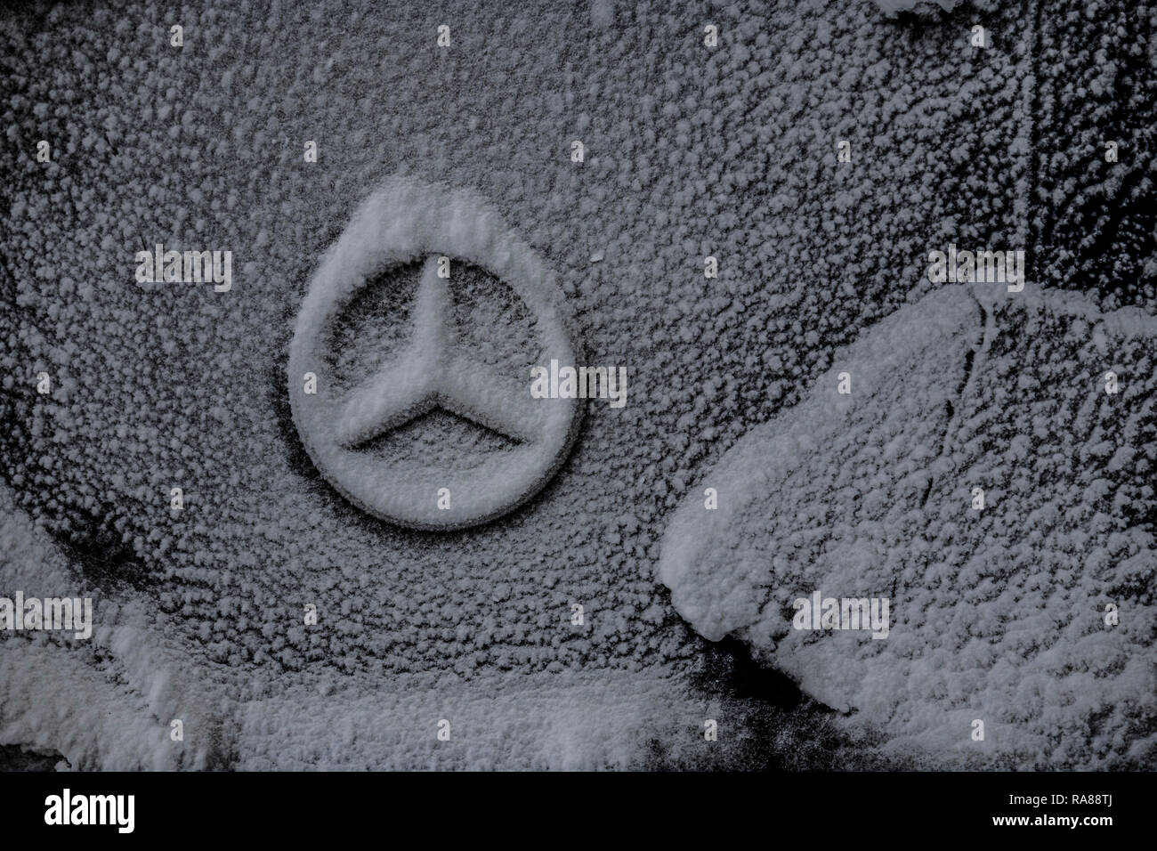 Mercedes logo in inverno profondo, Finnsnes,Norvegia. Foto Stock