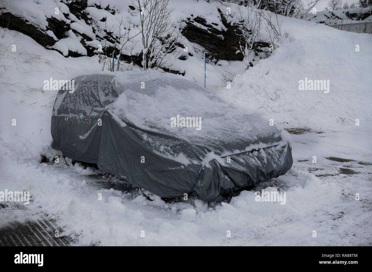 Una vettura imballato in modo sicuro fino a evitare l'inverno meteo, Finnsnes, Norvegia. Foto Stock