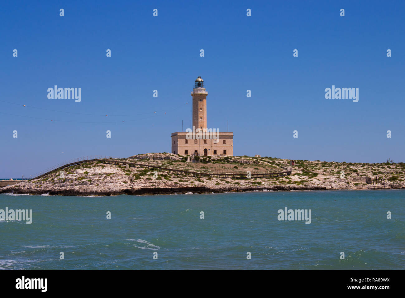 Il faro di Vieste, sorge sulla roccia di Santa Eufemia e o di S. Eugenia (situato tra le rocce di Santa Croce e San Francesco), solo in f Foto Stock