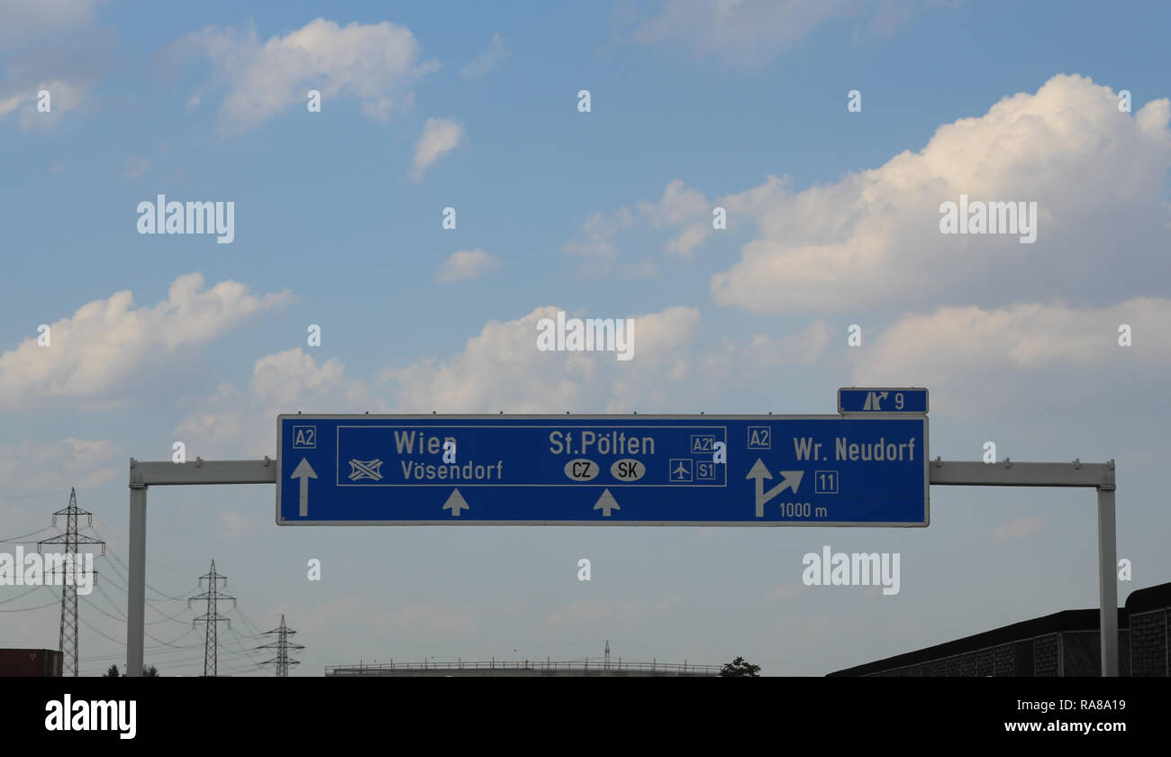 Grande segno di autostrada in Austria con le indicazioni per andare nella città di Vienna o Wien e scritto in linguaggio austriaco vicino al confine della Repubblica ceca Repu Foto Stock