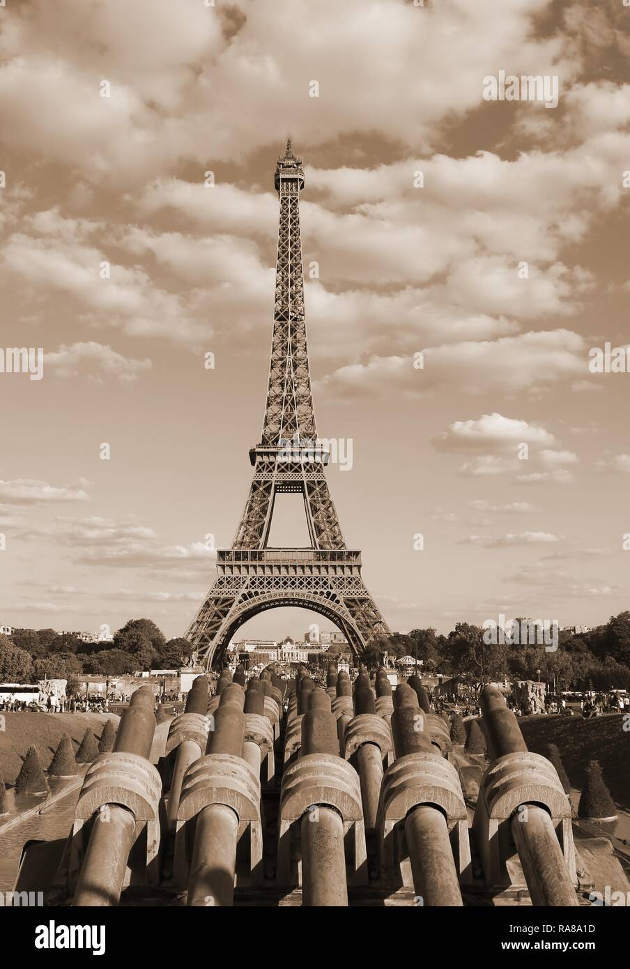 Torre Eiffer dal Trocadero Quartier e cannoni con il nero di seppia effetto tonico Foto Stock