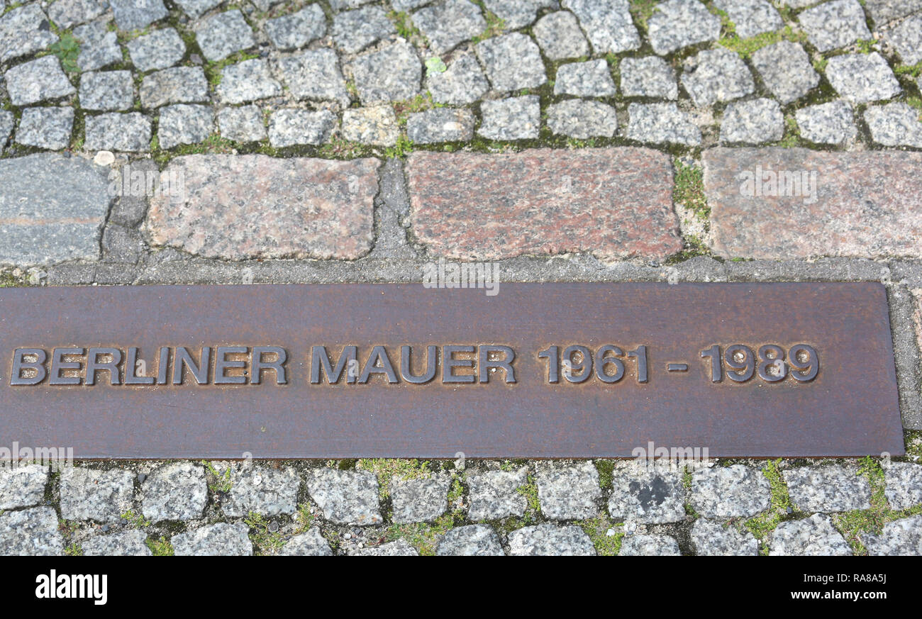 Una lapide commemorativa posta sul luogo dove una volta sorgeva il Muro di Berlino con il testo BERLINER parete che significa il muro di Berlino in lingua tedesca e il Foto Stock