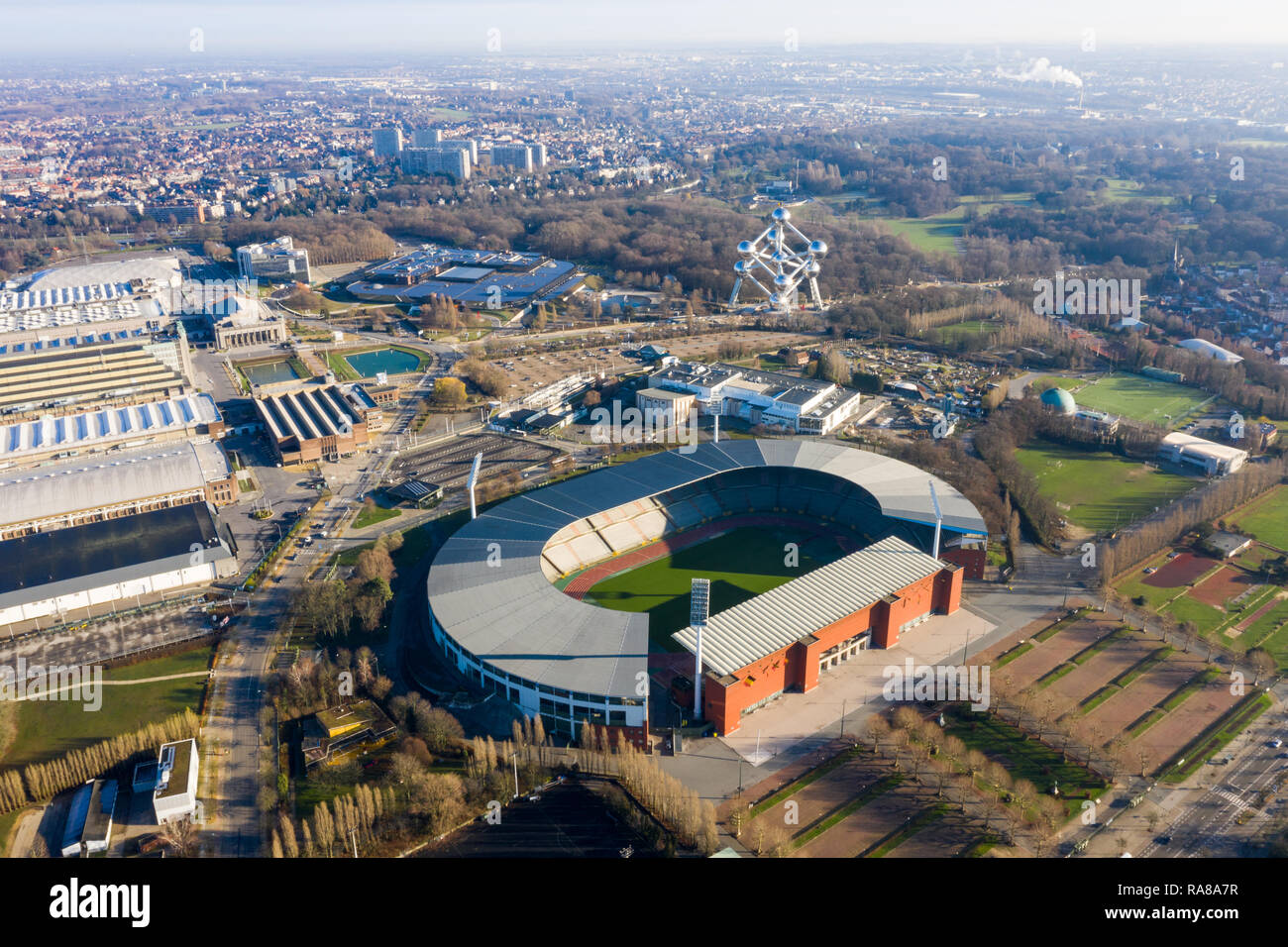 King Baudouin nazionali di calcio e Rugby Stadium vista aerea feat. L'Atomium edificio nel centro città di Bruxelles, Belgio Foto Stock
