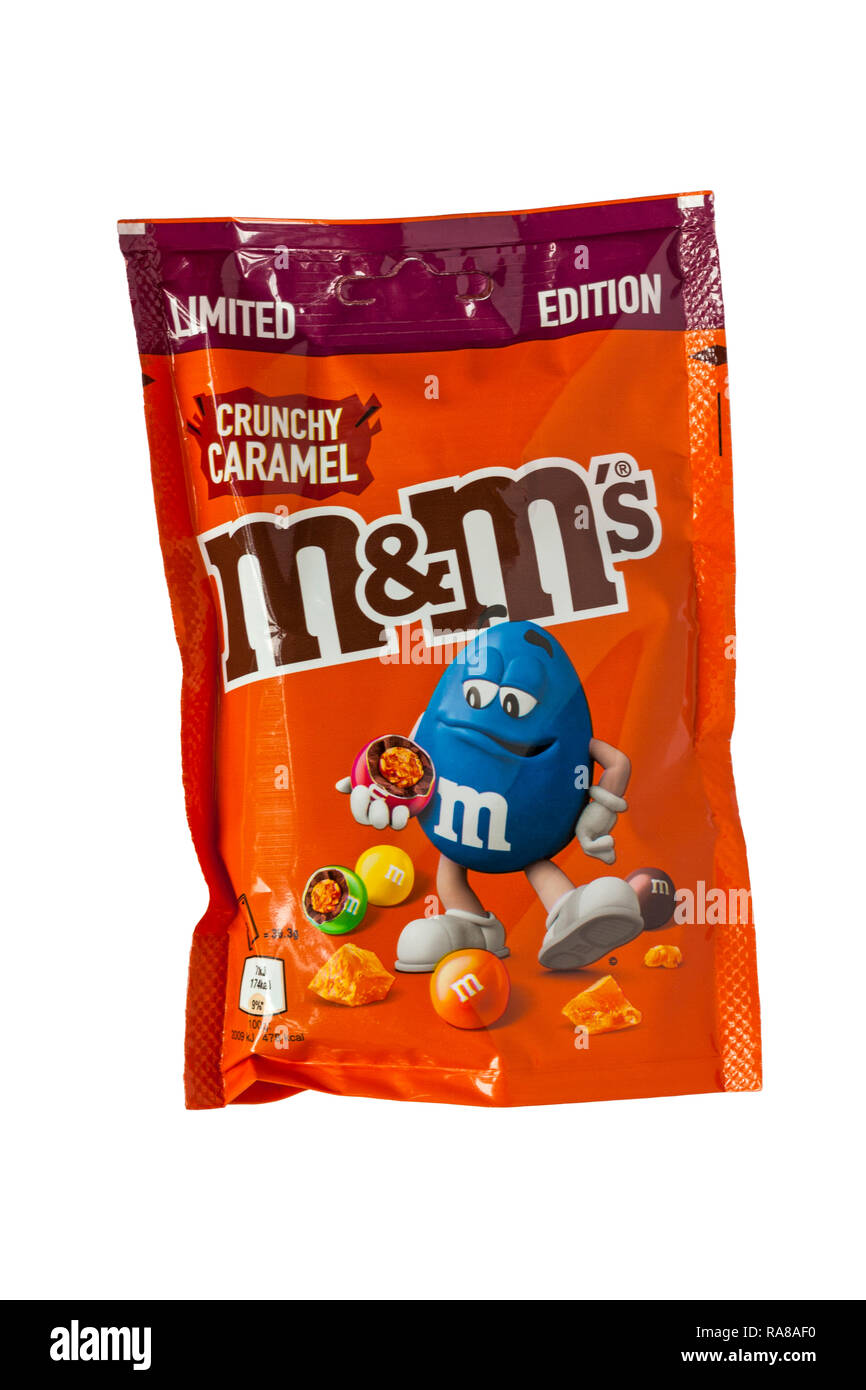 Pacchetto in edizione limitata di croccante caramello M&Ms isolato su  sfondo bianco Foto stock - Alamy