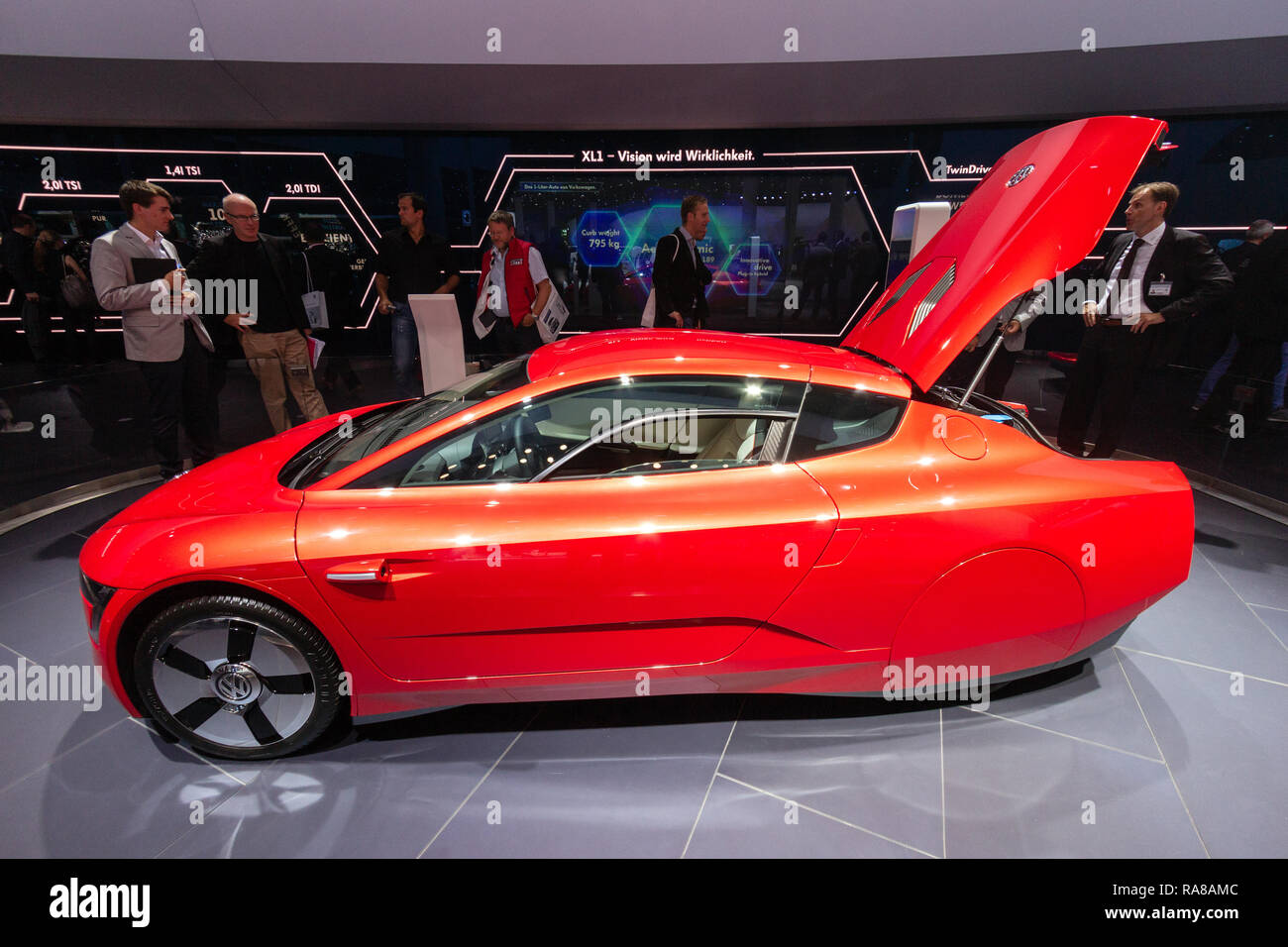 Francoforte, Germania - Sep 13, 2013: Volkswagen XL1 auto esposte al salone di Francoforte IAA Motor Show. Foto Stock