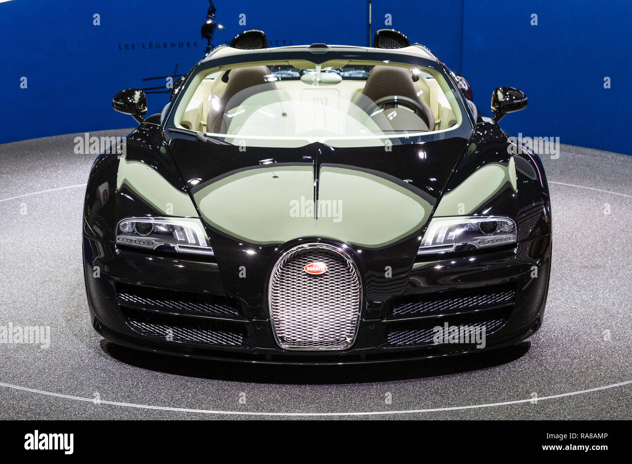 Francoforte, Germania - Sep 13, 2013: Bugatti Veyron 16.4 Grand Sport Vitesse sports car presentato al salone di Francoforte IAA Motor Show. Foto Stock