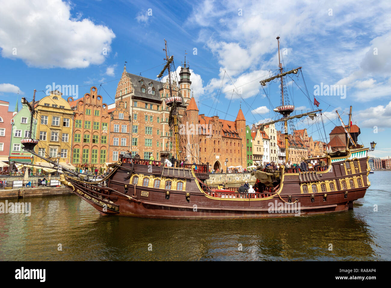 GDANSK, Polonia - 21 agosto 2014: Galeon Lew crociera in arrivo presso la città di Gdansk. La città è la capitale storica della Pomerania polacca con mediev Foto Stock
