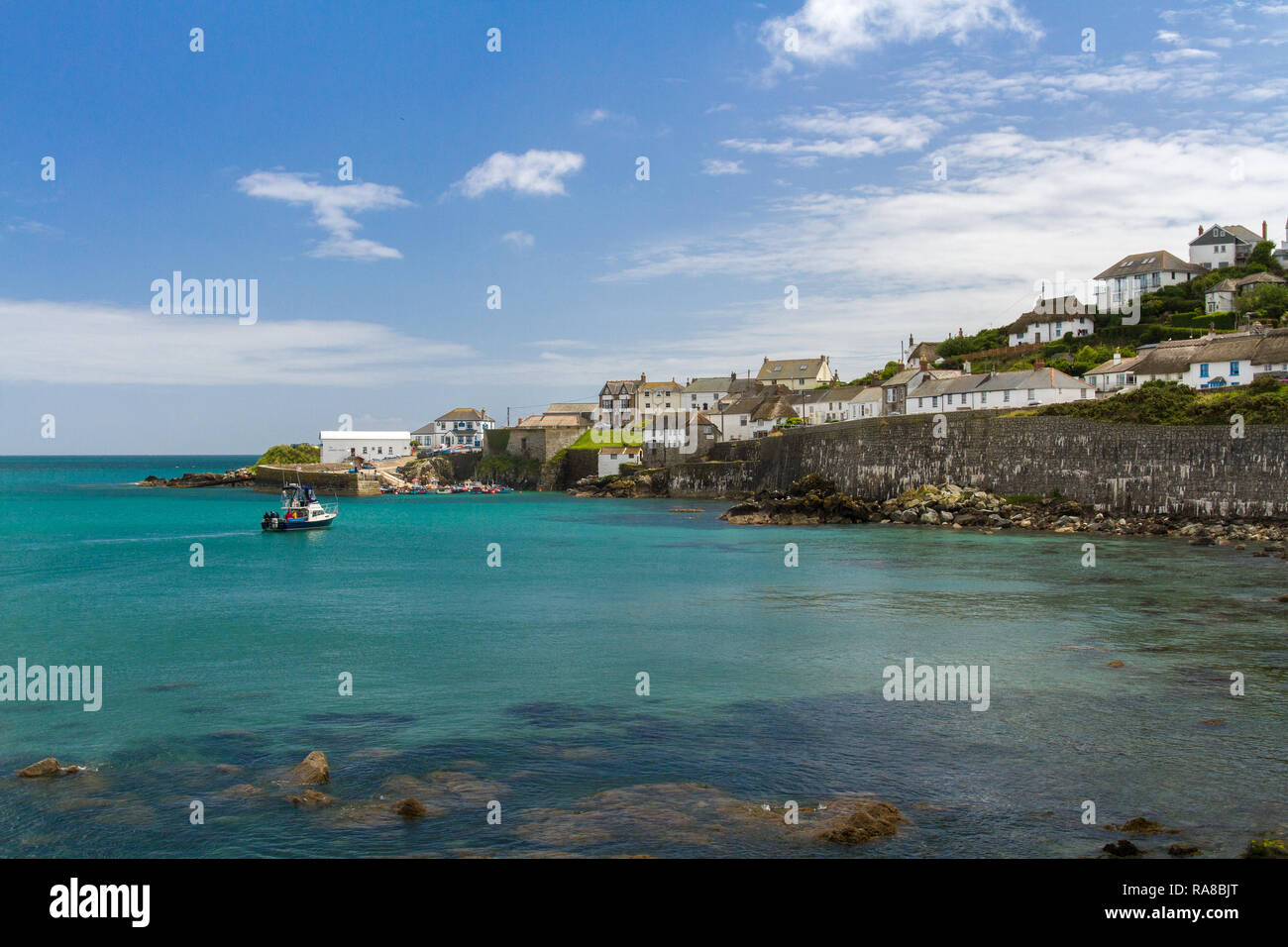 COVERACK, Cornwall, Regno Unito - 2 luglio 2016. Una vista del promontorio e punto di dollari dalla spiaggia del pittoresco villaggio di Coverack in Cornwall, Regno Unito Foto Stock