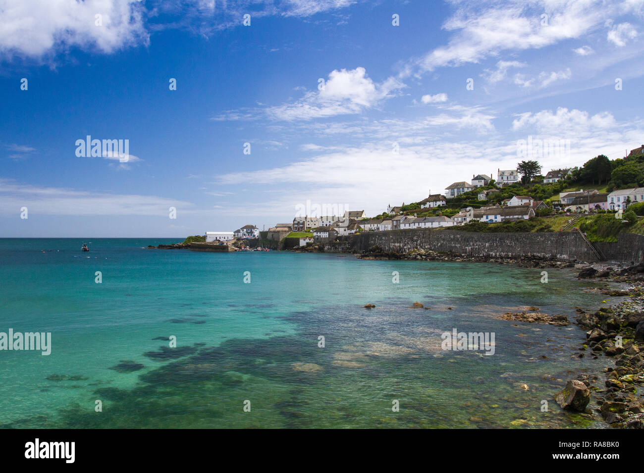 COVERACK, Cornwall, Regno Unito - 2 luglio 2016. Una vista del promontorio e punto di dollari dalla spiaggia del pittoresco villaggio di Coverack in Cornwall, Regno Unito Foto Stock