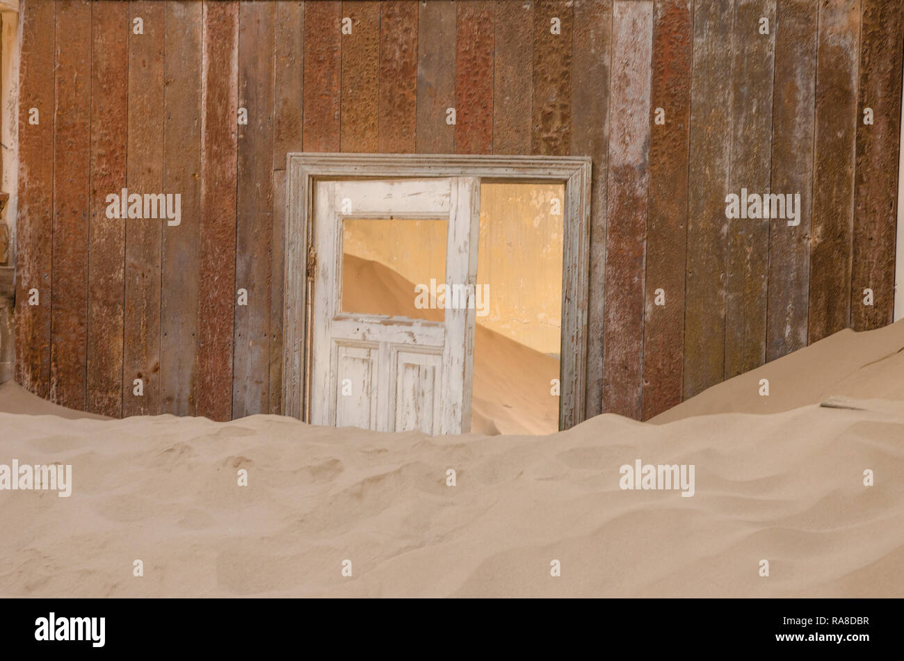 Vecchi edifici presi indietro dalla natura Foto Stock