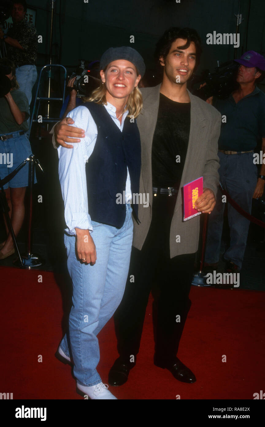 HOLLYWOOD, CA - 19 Luglio: comico/personalità televisiva Ellen DeGeneres e attore Johnathon Schaech frequentare Paramount Pictures' 'Coneheads' Premiere sulla luglio 19, 1993 a Mann Chinese Theatre di Hollywood, in California. Foto di Barry re/Alamy Stock Photo Foto Stock