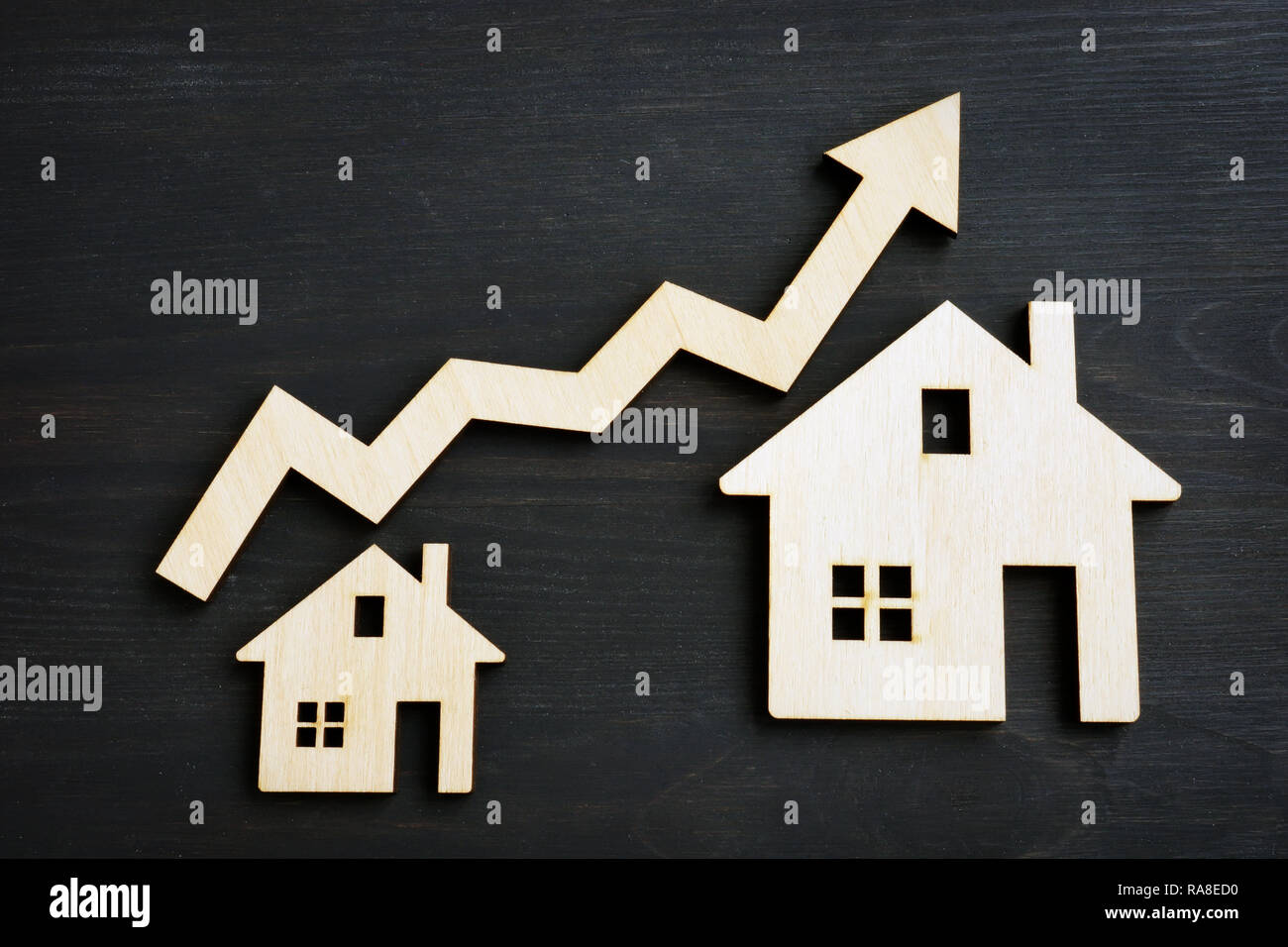 Gli investimenti immobiliari. Modelli di casa e freccia. Foto Stock