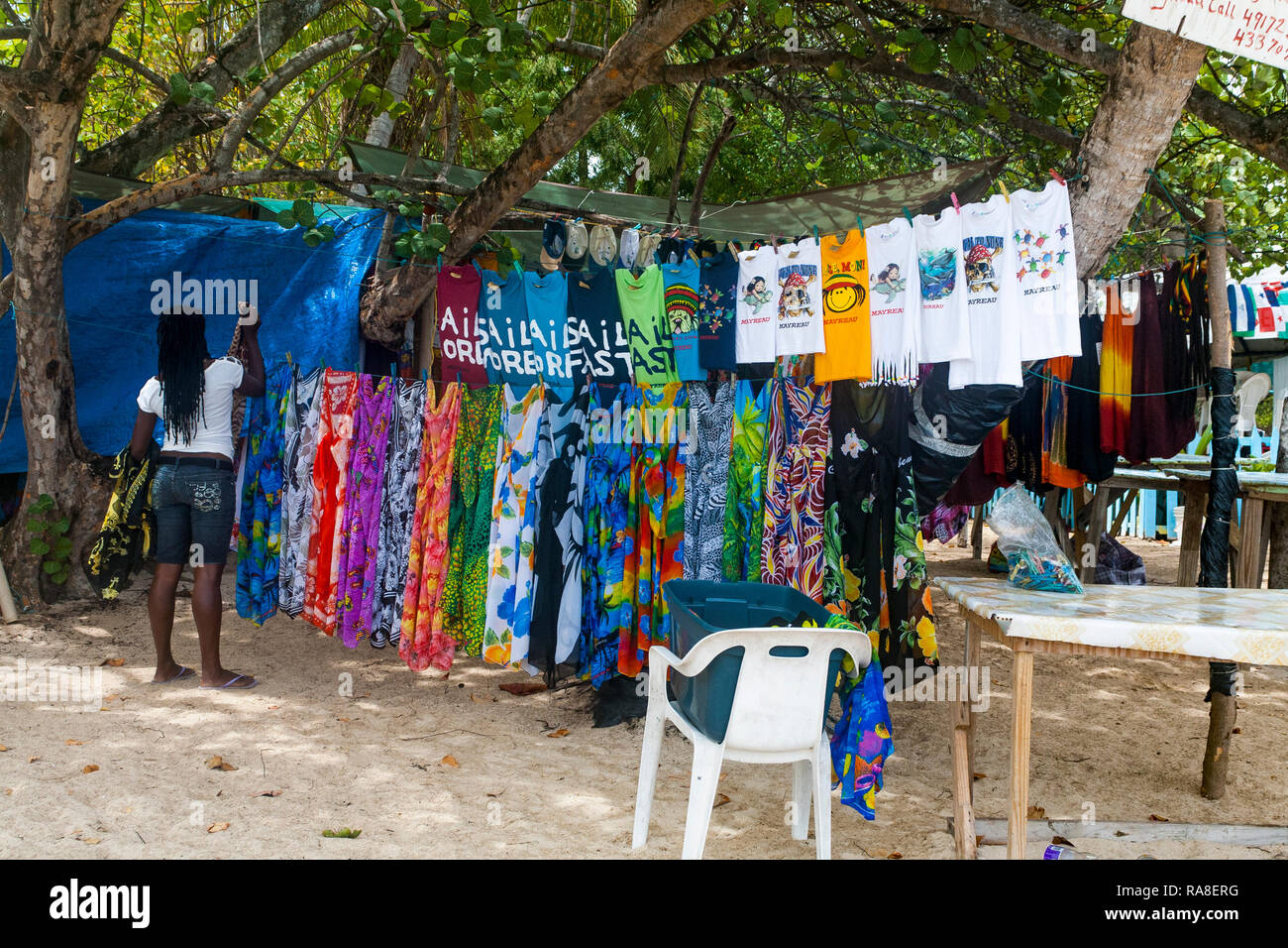 Impostazione di Shop: sarong e T-shirts per la vendita su un lato della spiaggia Display: Salt Whistle Bay, Mayreau, Saint Vincent e Grenadine. Foto Stock
