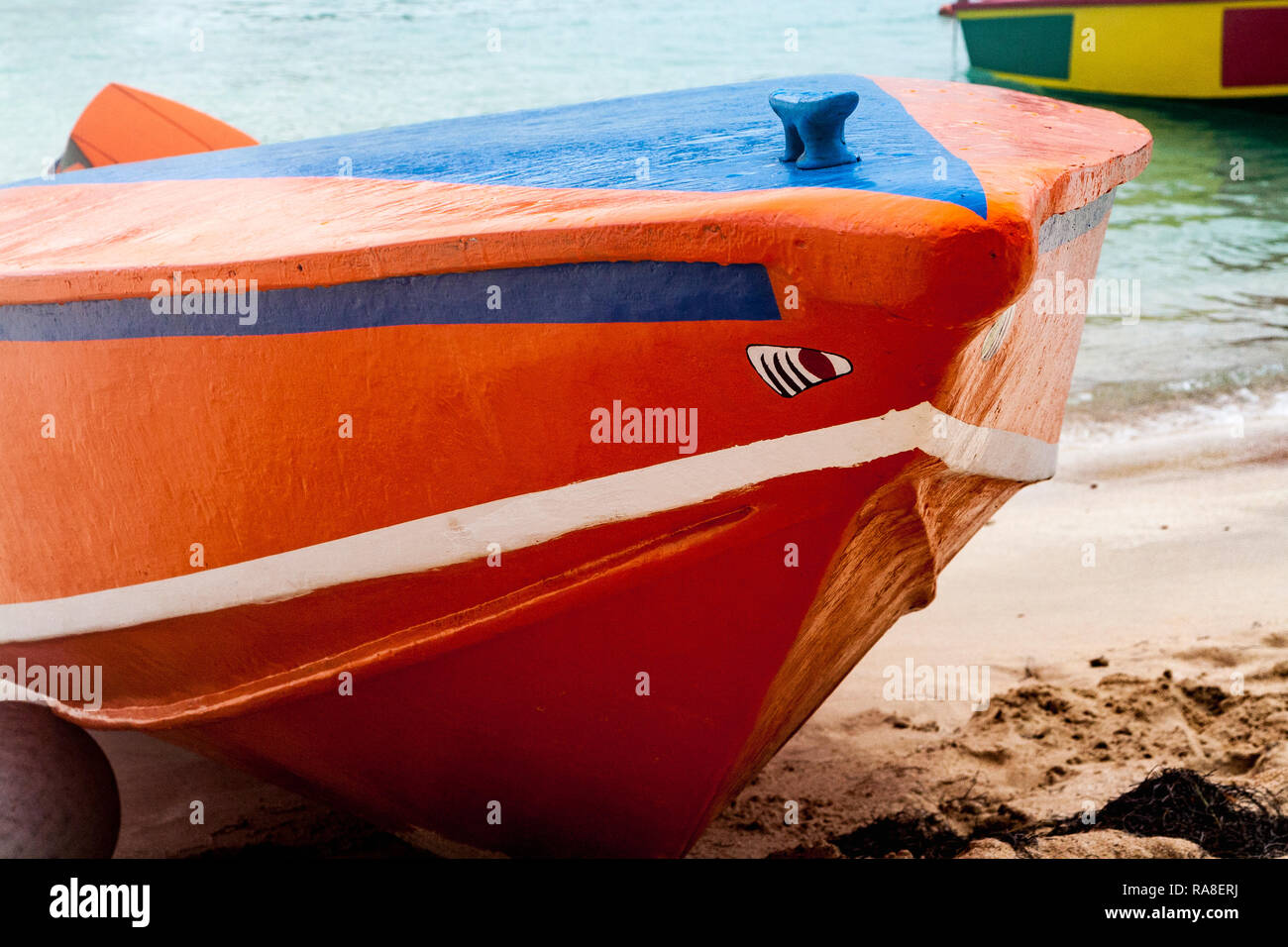 Colorato prua dettaglio con occhio dipinto su un ormeggiati imbarcazione a motore a Salt Whistle Bay, Mayreau, Saint Vincent e Grenadine. Foto Stock