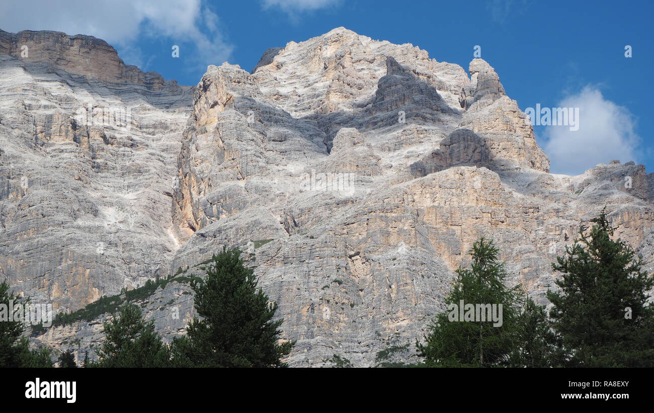 Dolomiti, Italia. Un paesaggio fantastico al Fanes la gamma della montagna in estate Foto Stock