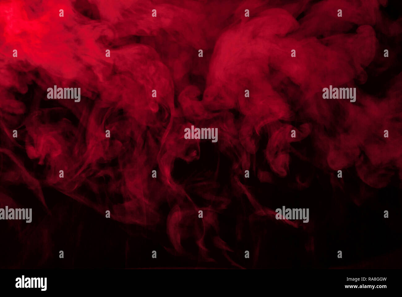 Red fumo o vapore su nero per sfondi e sfondi Foto Stock