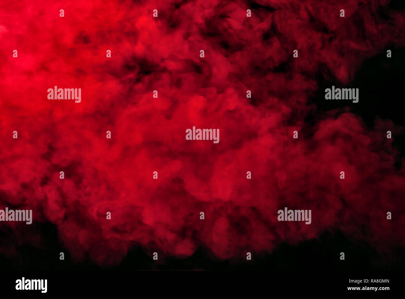 Rosso di vapore di fumo su nero per sfondi e sfondi Foto Stock