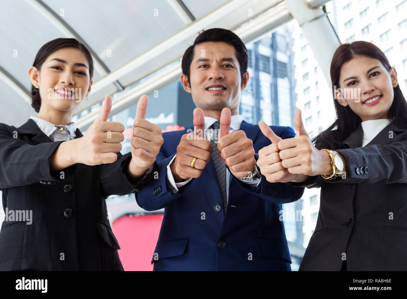 Thumbs up da popoli di business Foto Stock