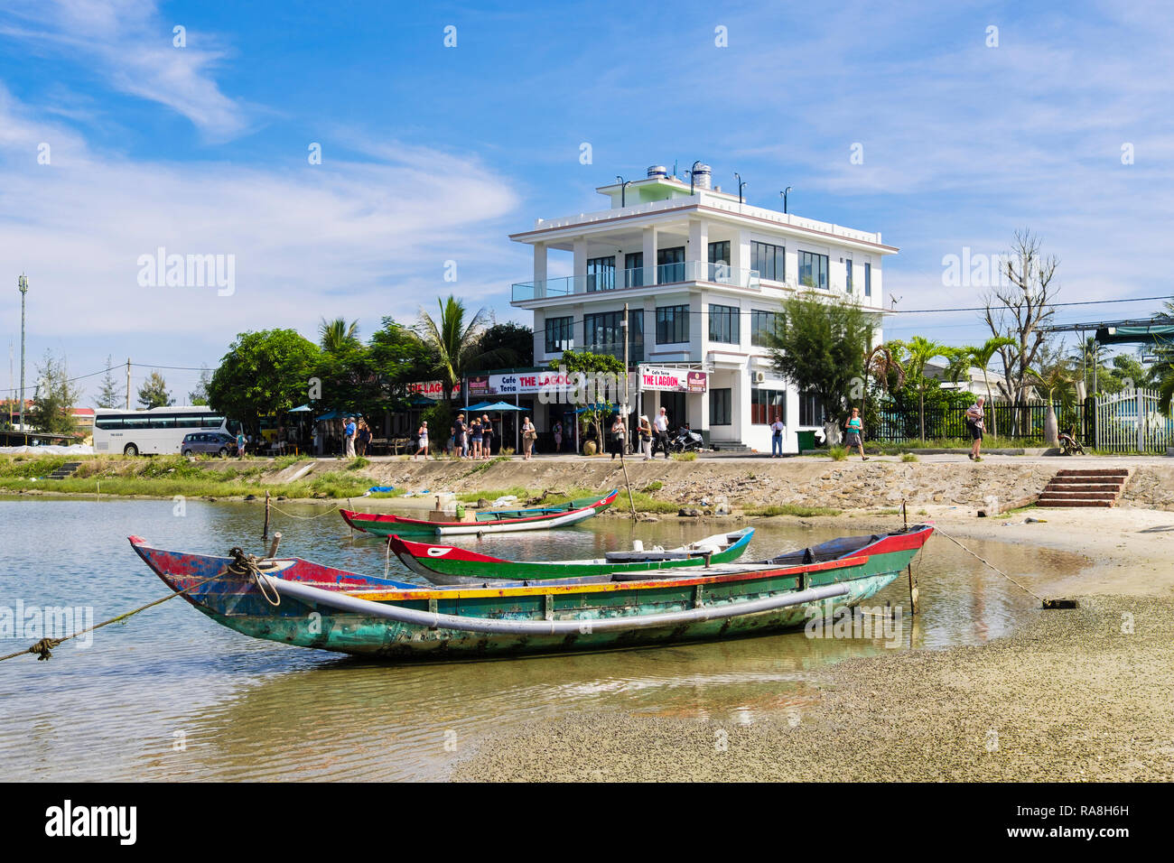 I turisti occidentali in visita a Lakeside Restaurant Cafe teria da Lap una laguna nel villaggio di pescatori di Lang Co, l'unità PHU Loc, Thua Thien Huê, Vietnam Asia Foto Stock