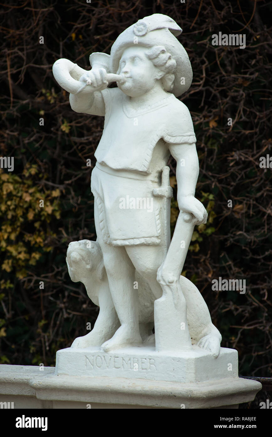 Piccoli putti in marmo presso il Palazzo del Belvedere giardini formali, Vienna, Austria. Foto Stock