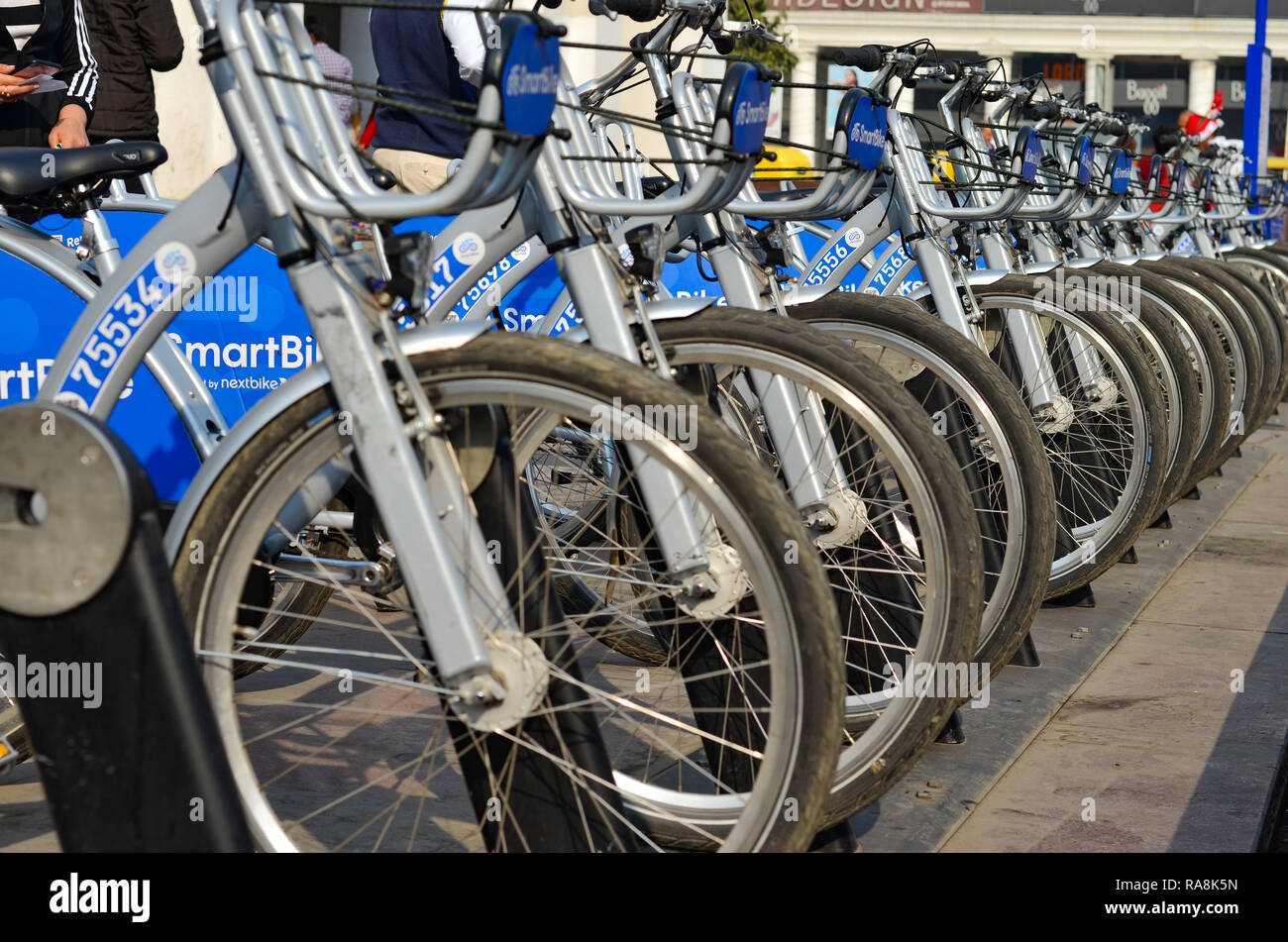 Smart bike impilati in parcheggio in Connaught Place, Delhi, India Foto Stock