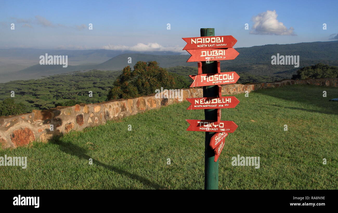 Le frecce di direzione per la famosa città di tutto il mondo si trova in corrispondenza del bordo del cratere di Ngorongoro. Foto Stock