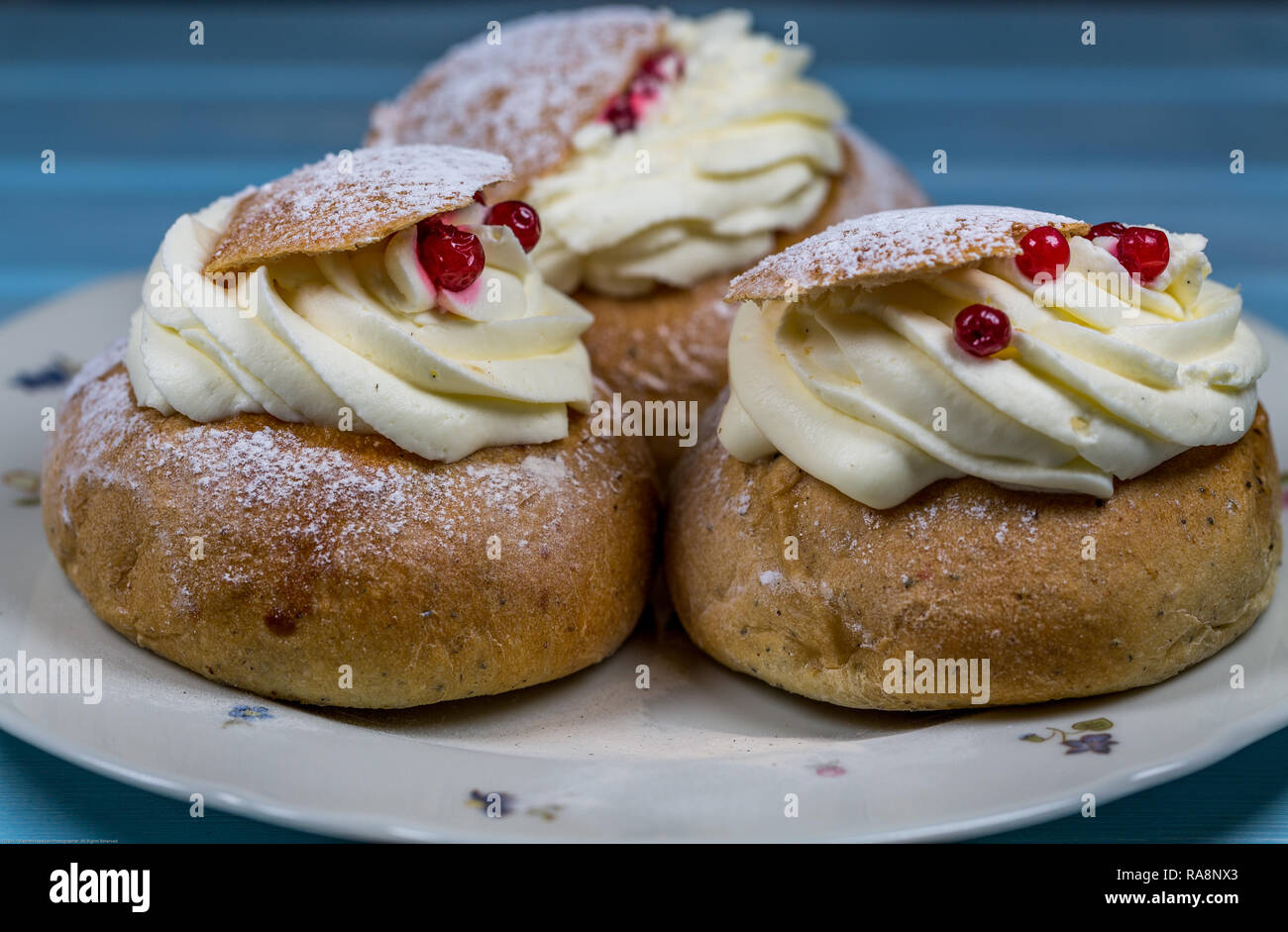 Tre Semla dolci con mirtilli rossi sul piatto Foto Stock