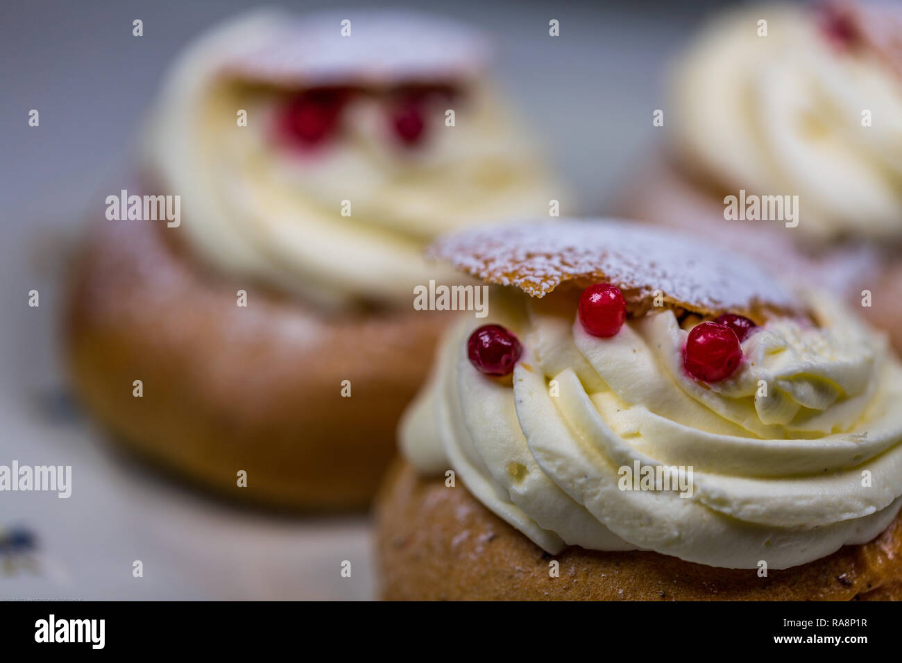 Semla dolci con mirtilli rossi. In primo piano Foto Stock