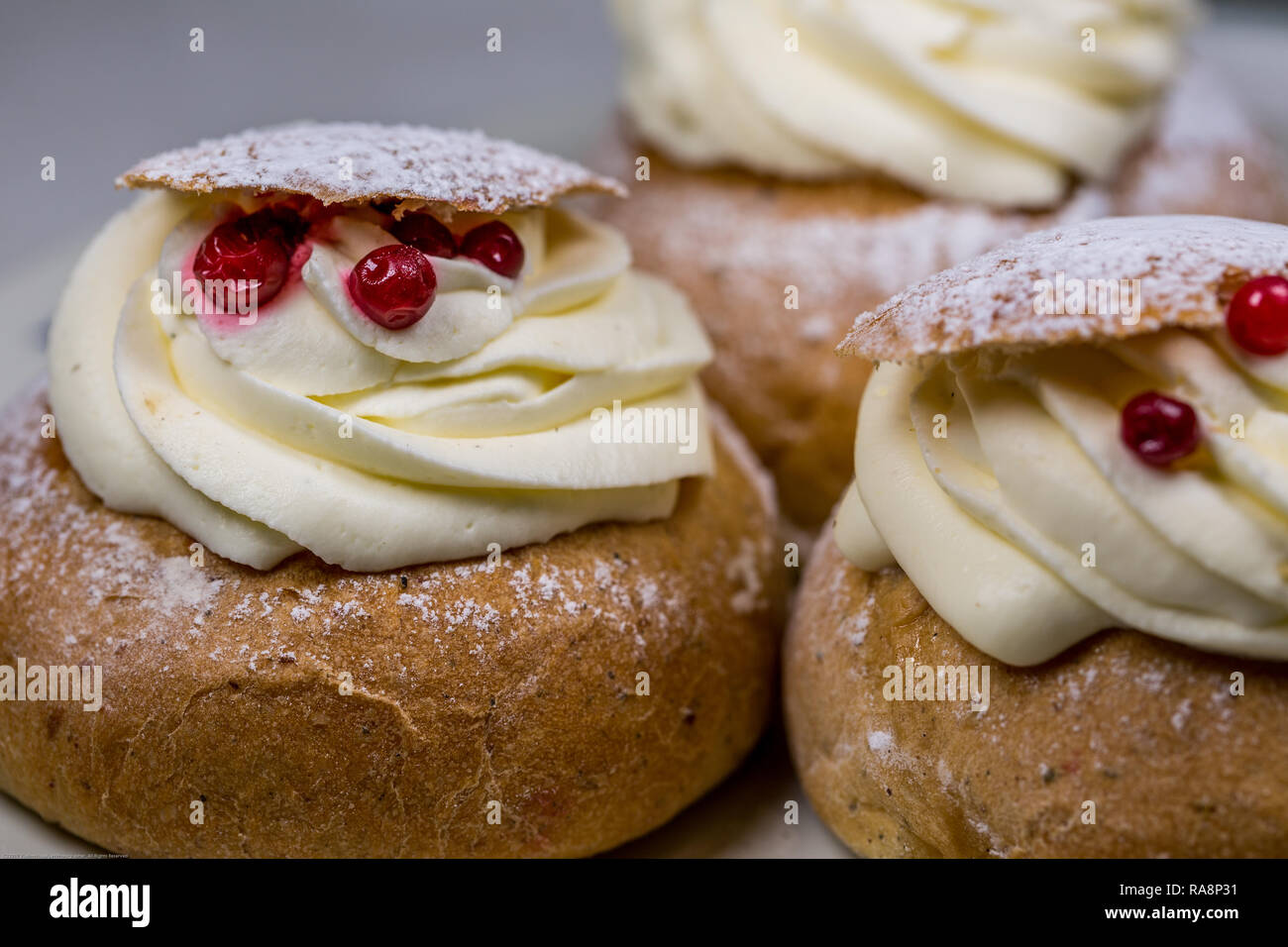 Swedish Semla dolci con mirtilli rossi sul tavolo di legno,Close-Up Foto Stock
